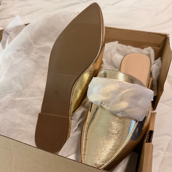 Gold Chain Detail Pointed Toe Mules Womens 7 Slip On Metallic Loafers Flats Chic - Picture 3 of 4